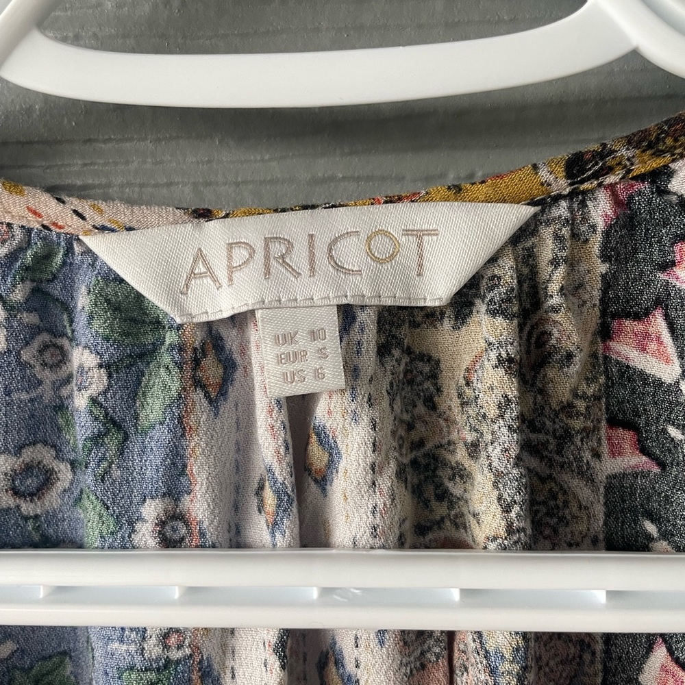 Apricot Flowy pattern blouse - Picture 4 of 4